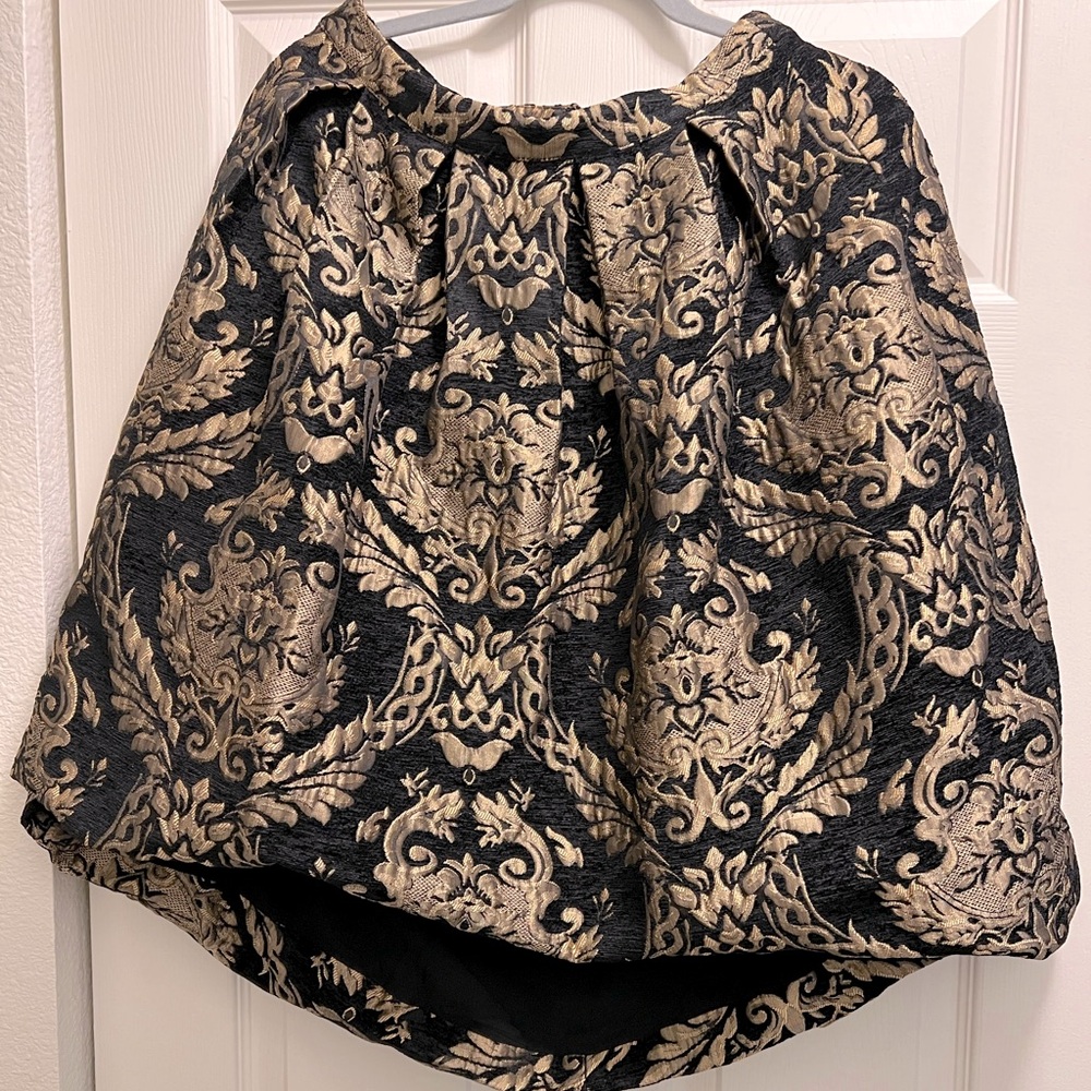 GOLDEN BOUQUET JACQUARD HIGH-LOW SKIRT by Gianni Bini